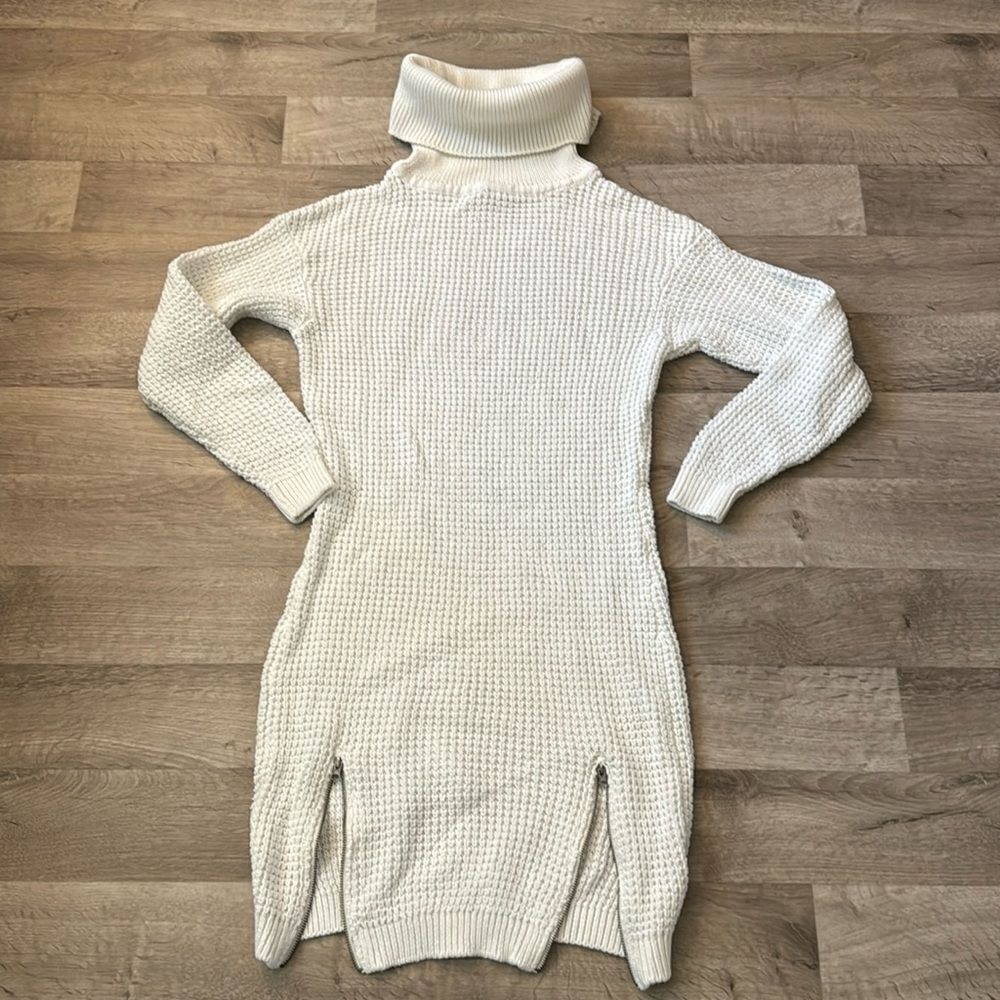 Venus Cream Dream. Size Medium. Sweater dress.